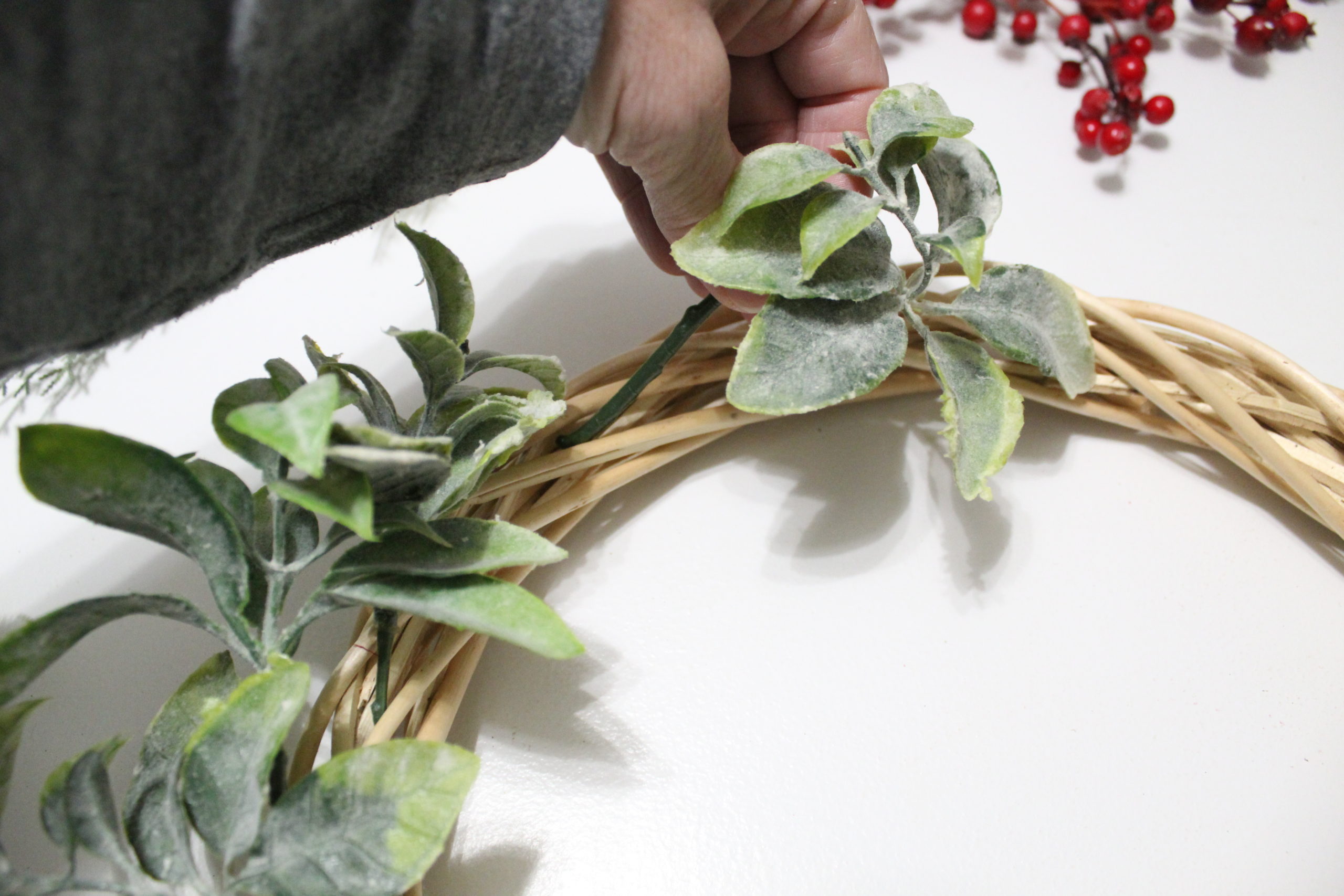 DIY CHRISTMAS ROSE WREATH - Decorate with Tip and More