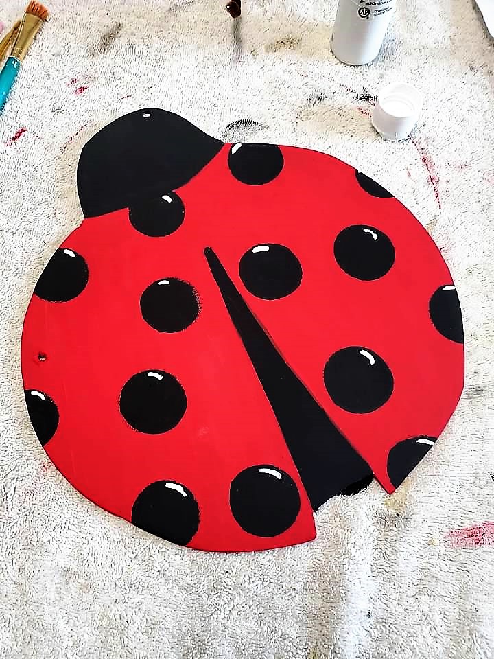 DIY LADYBUG WREATH ‣ Decorate with Tip and More