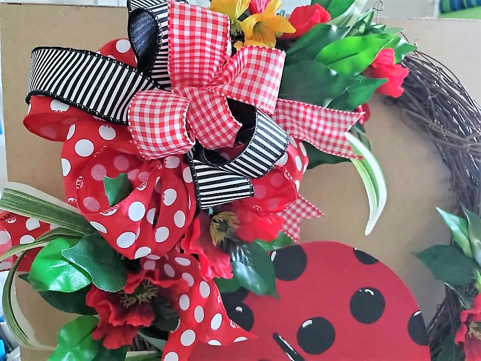 DIY LADYBUG WREATH - Decorate & More with Tip